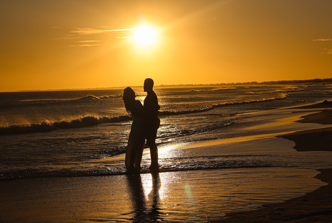 Destinos de praia proporcionam momentos íntimos e relaxantes para casais