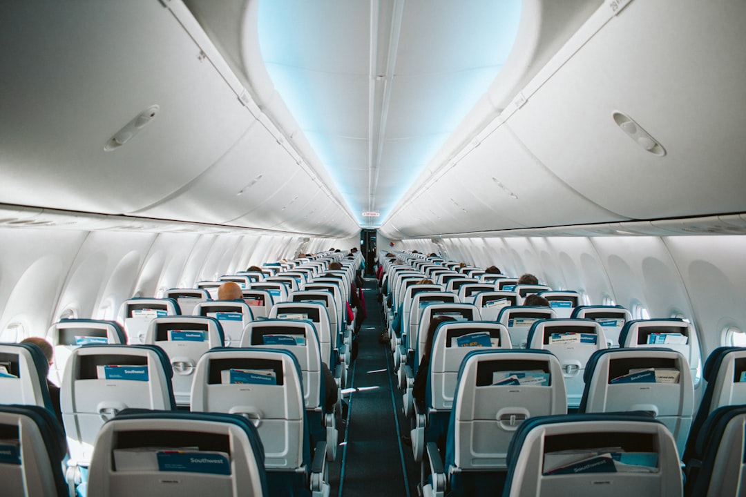 Interior de avião com passageiros durante voo doméstico
