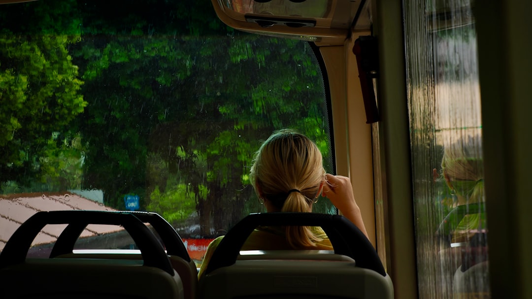 mulher solo traveler olhando pela janela do ônibus durante viagem rodoviária