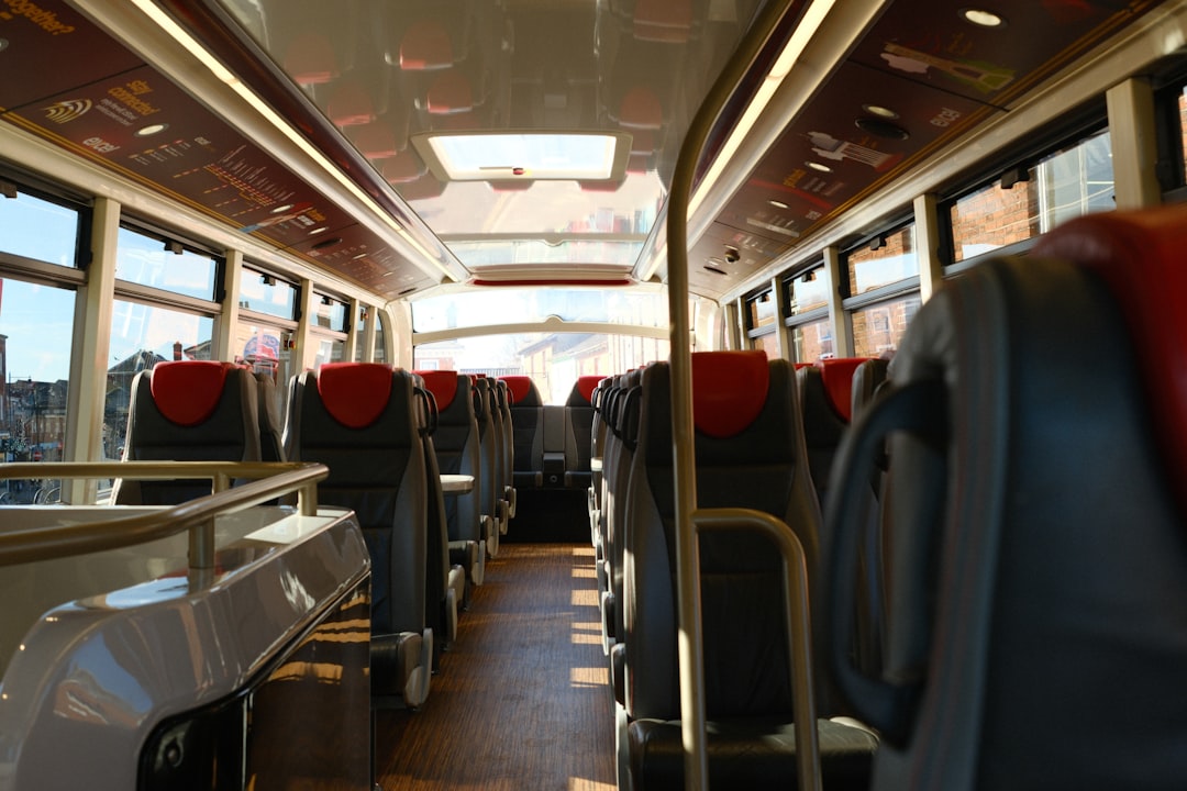 Ônibus executivo moderno circulando no interior do Nordeste