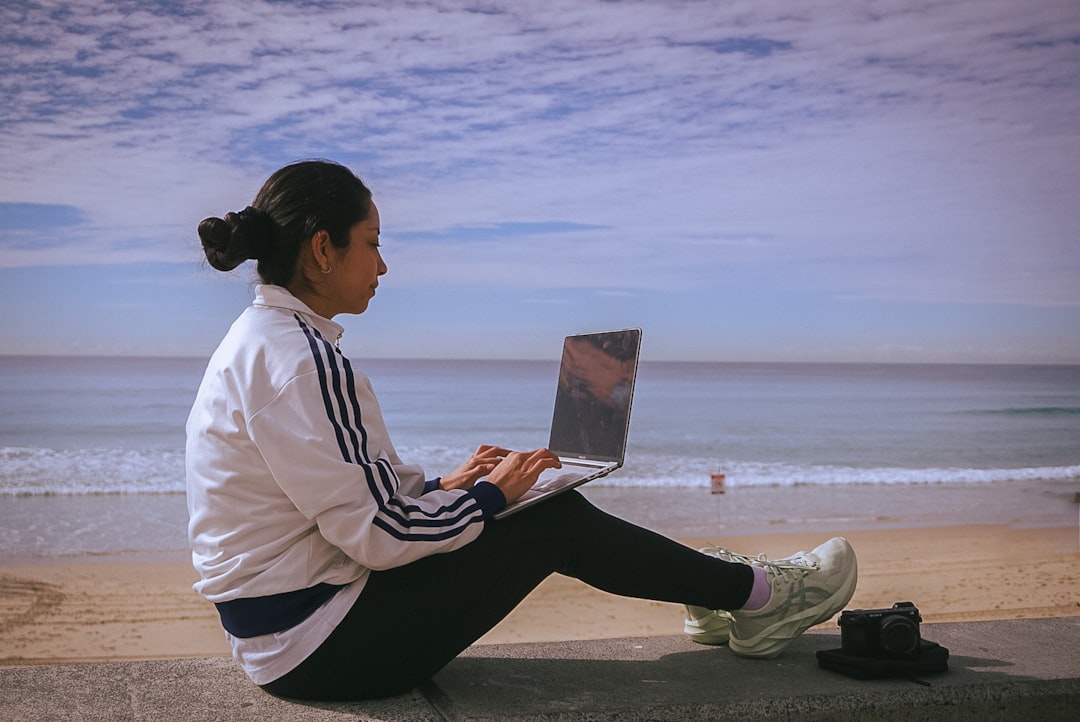 nomadismo digital trabalhando na praia com laptop