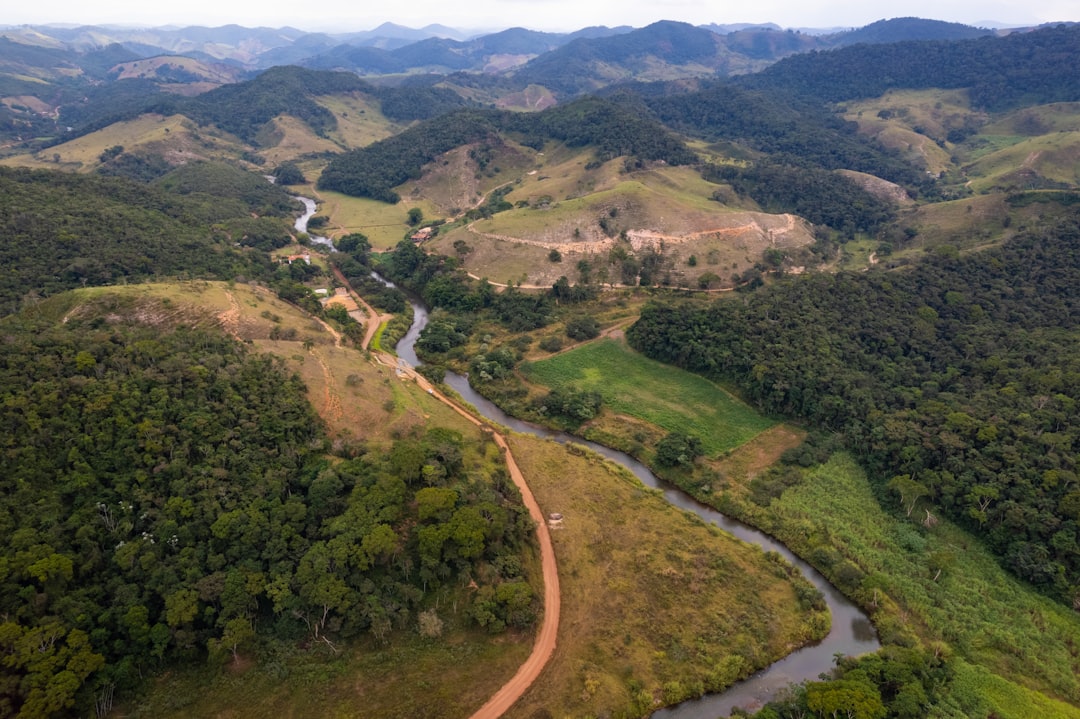 Vista aérea da Serra Gaúcha acessível com passagens aéreas para o Rio Grande do Sul