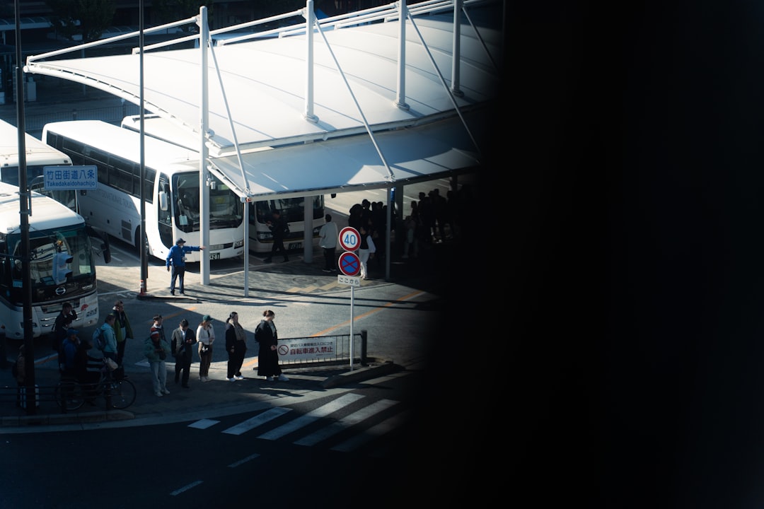 terminal rodoviário passageiros embarcando ônibus