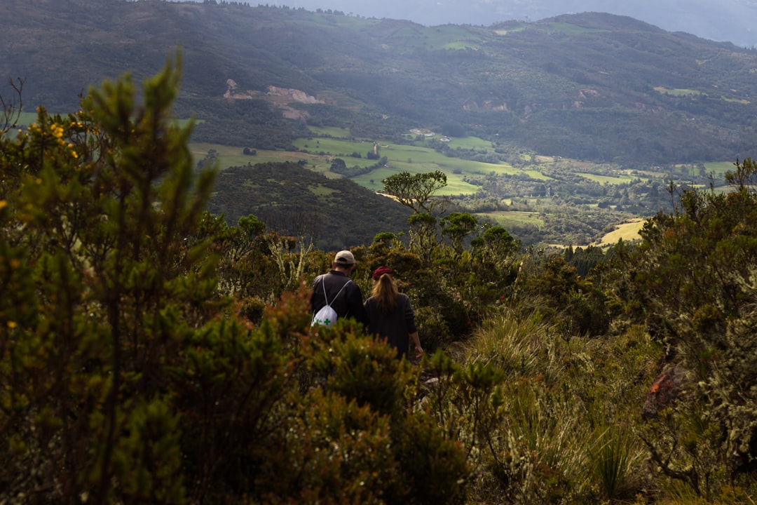 turistas visitando destinos históricos em Minas Gerais